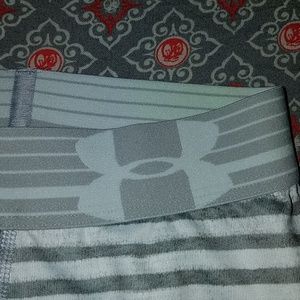 Under Armour Bottoms - XS Girl's Heat Gear Under Armour Training Capris Under Armour Bottoms - XS Girl's Heat Gear Under Armour Training Capris